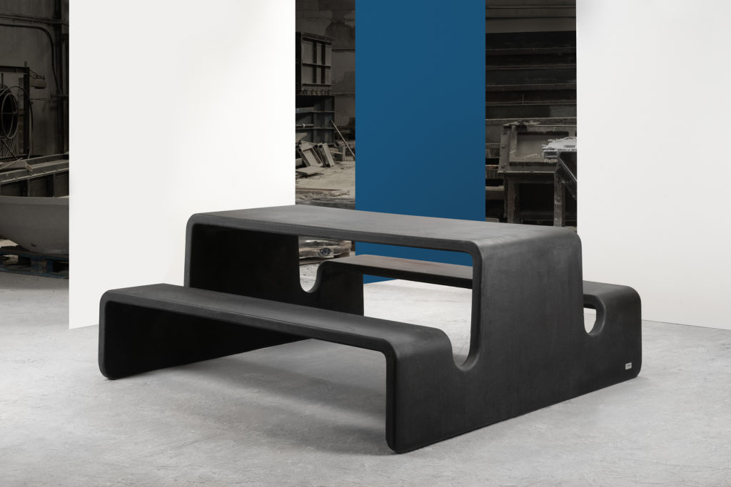 Monobloc table and benches in a single piece