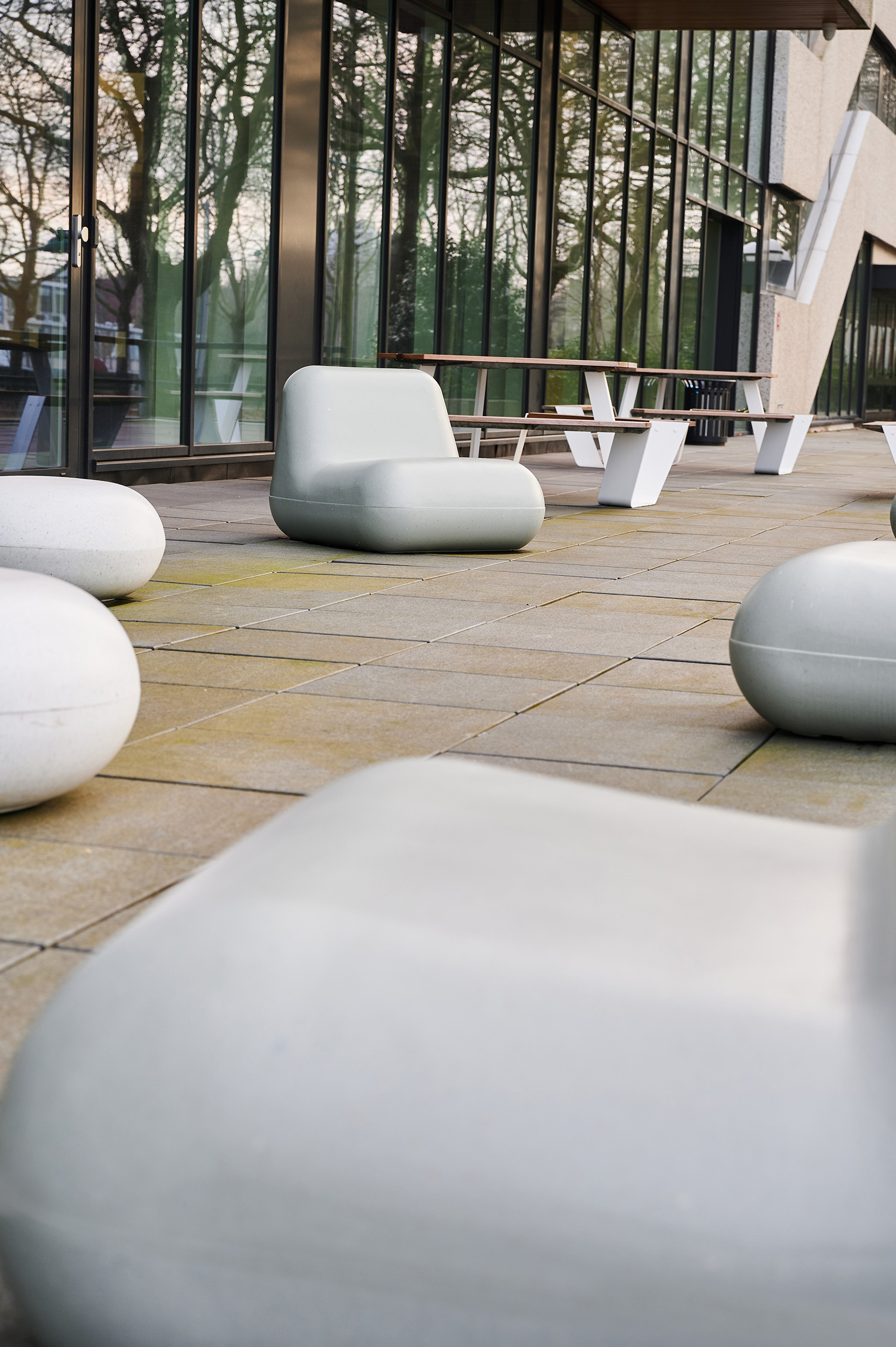 Terraza de oficinas con mobiliario de exterior fabricado con plástico reciclado y 100% recuperable.