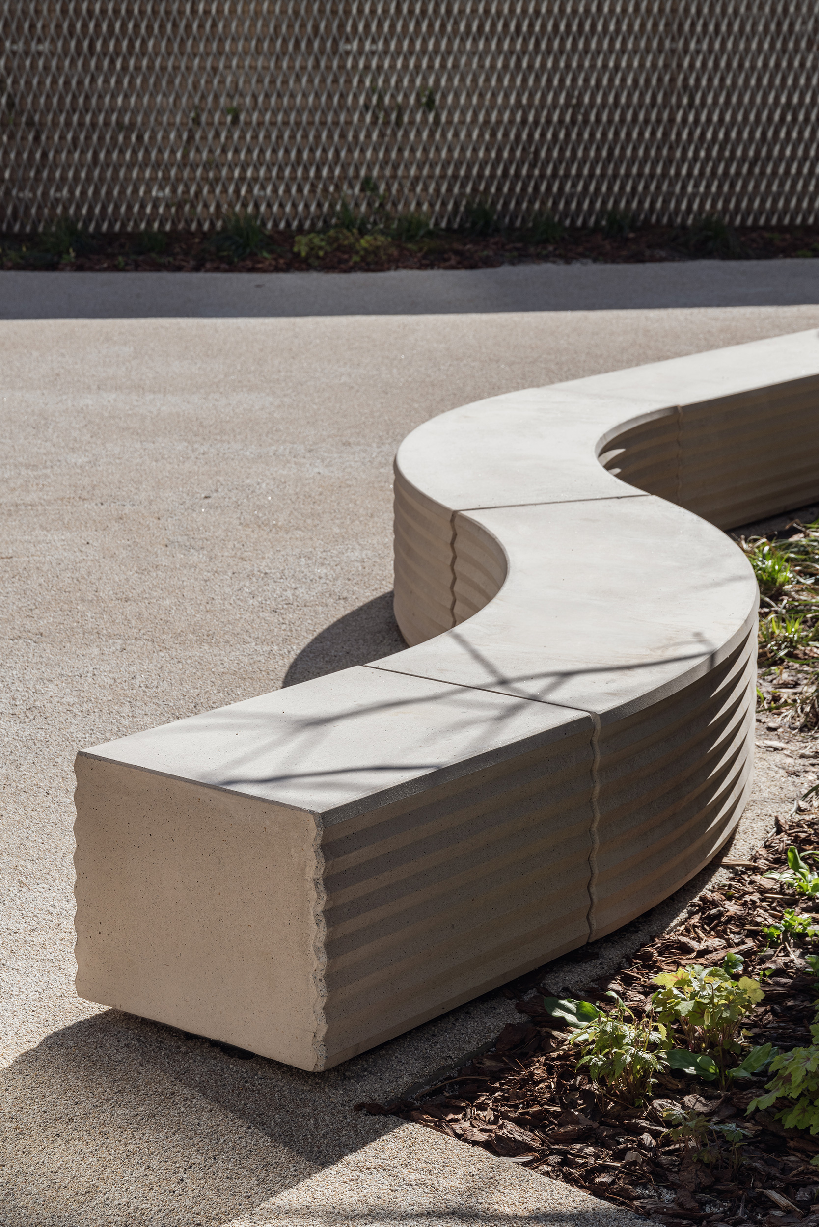 Concrete benches with its front and back faces in zig-zag geometry