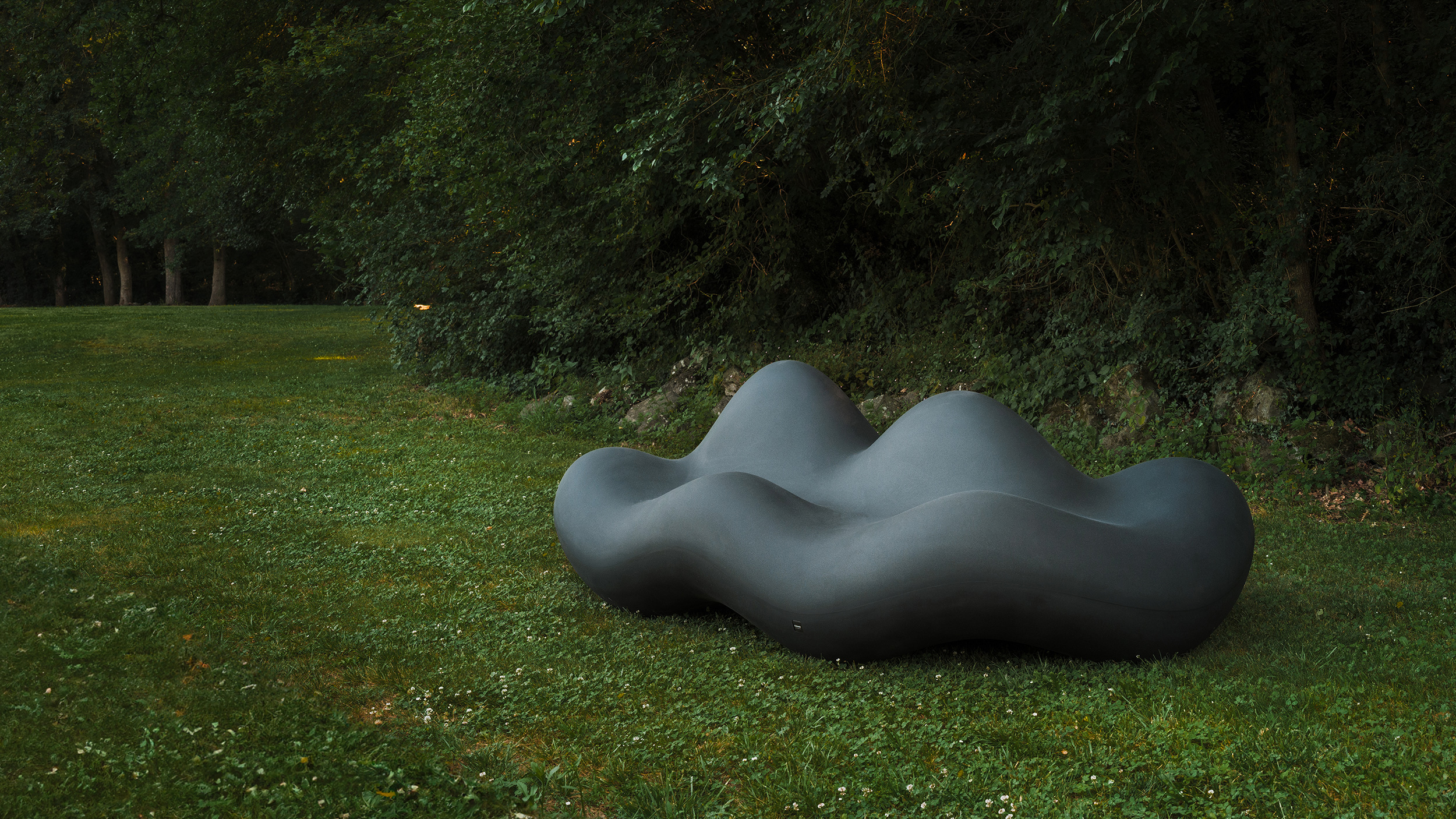 Bench with a sinuous design that blends in with the natural environment. Edited by Durbanis